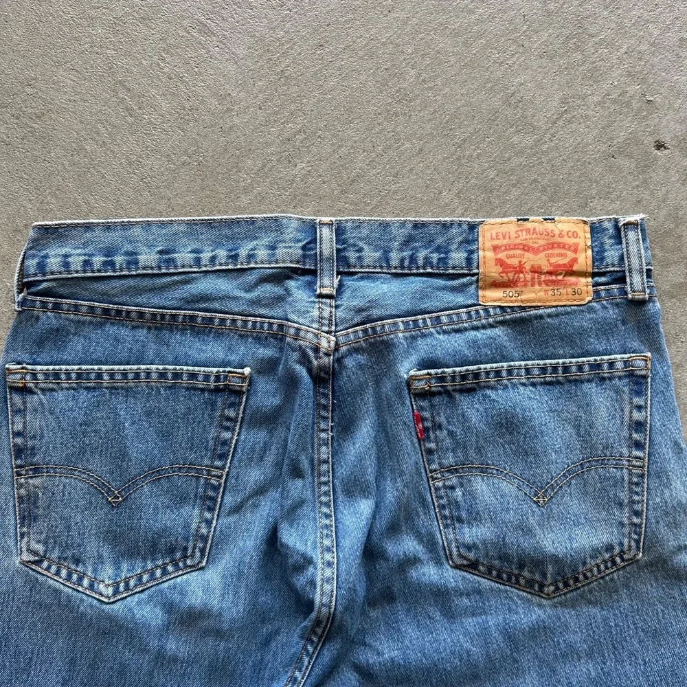 Levis 505 Jeans Size 35x30 Blue Light Wash Denim Regular‎ Fit Straight Leg